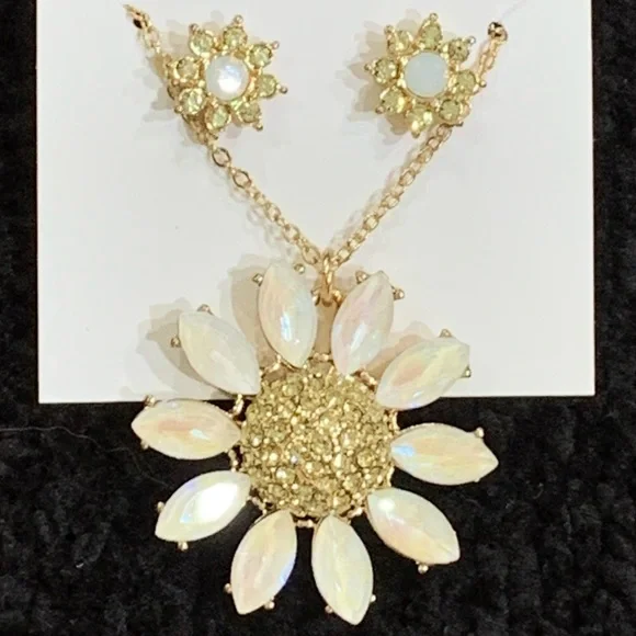 BETSEY JOHNSON SPARKLING DAISY NECKLACE AND EARRINGS SET! - Picture 8 of 11